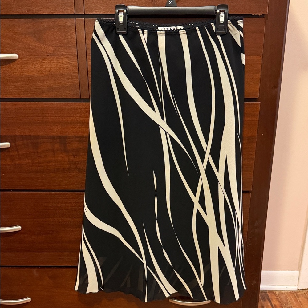 Chic Black and Cream Patterned A-Line Skirt